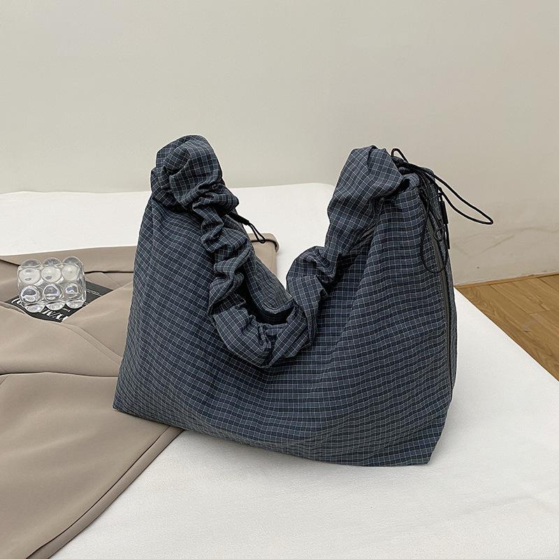 2025 autumn and winter new loose lazy style shoulder bag Korean version niche pleated large capacity plaid commuter shoulder bag