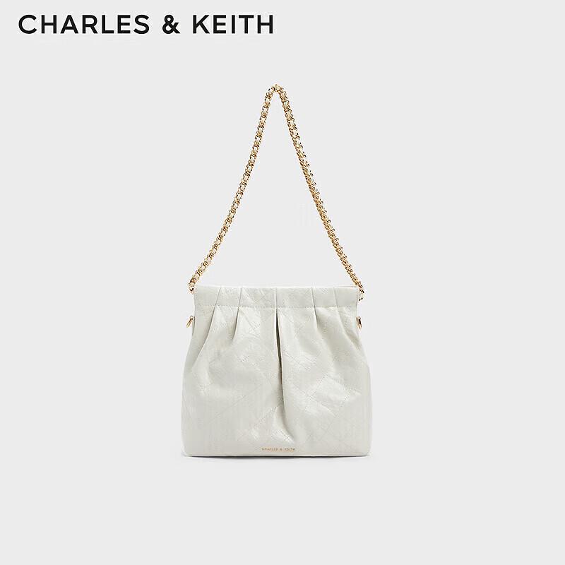 

Текстурована сумка через плече з ланцюжком CHARLES & KEITH M
