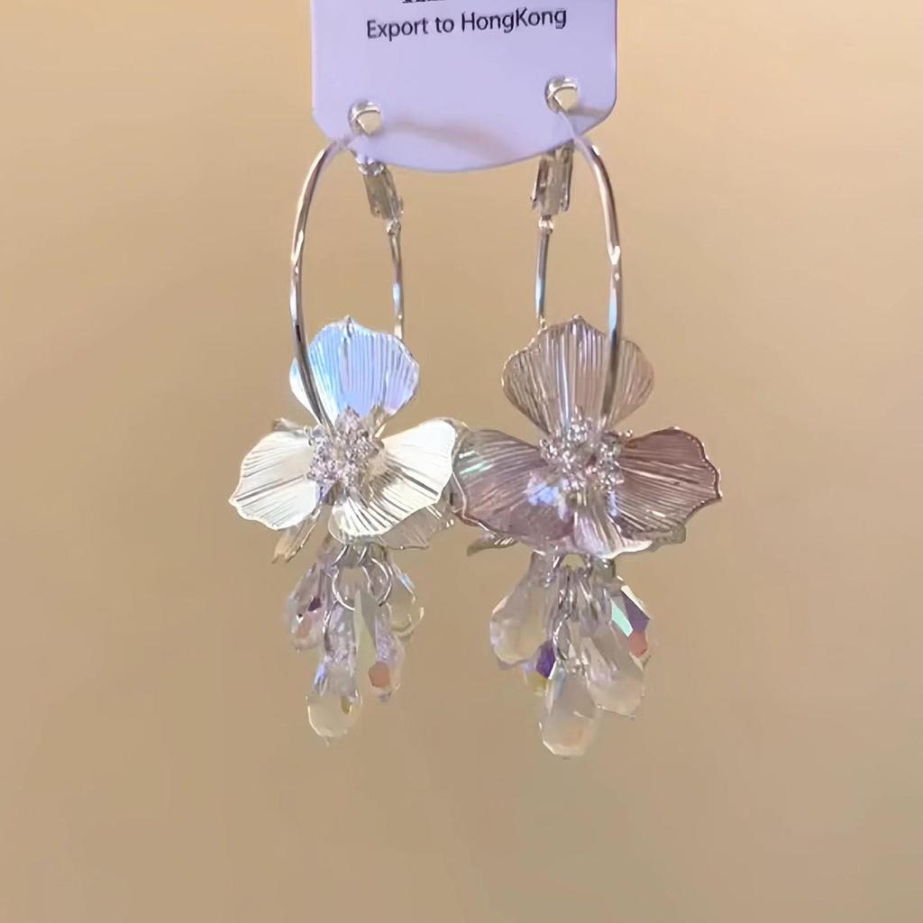 Silberne Strass Quasten Ohrringe: Übertriebenes Blumendesign für einen stilvollen Look.