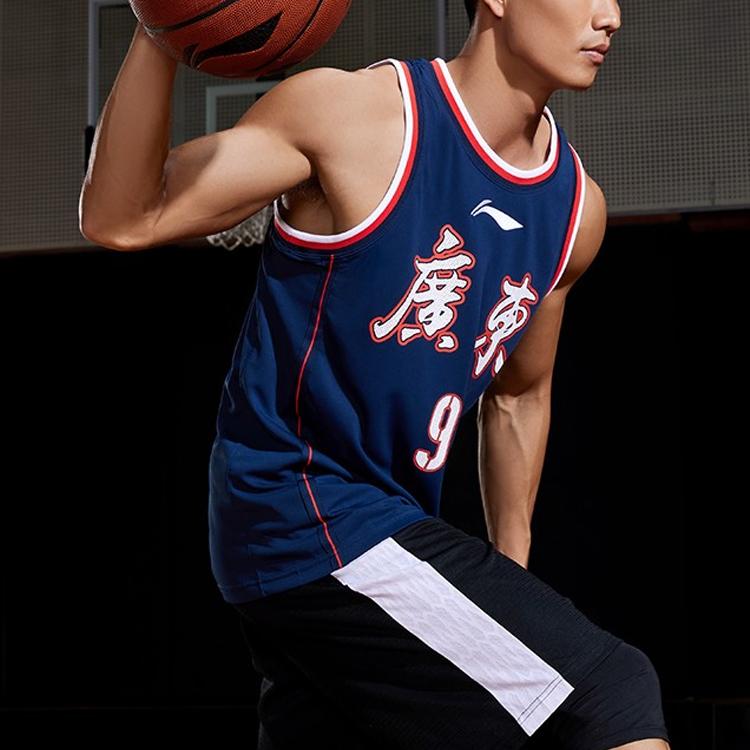 Li-Ning Serie CBA Corte Recto Transpirable Edición SW Fan Temporada 21-22 Equipo de Guangdong Yi Jianlian No. 9 Camiseta de Baloncesto para Hombre Tops Azul Profundo AAYR755-1