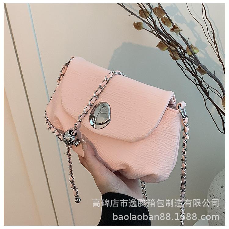 

Нишевая простая сумка-седло женская 2024 модная универсальная цепочка на плечо, трендовая сумка-мессенджер высокого класса розовый