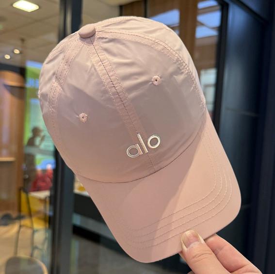 

Однотонная простая бейсболка с декором в виде букв, нейтральная, быстросохнущая, дышащая