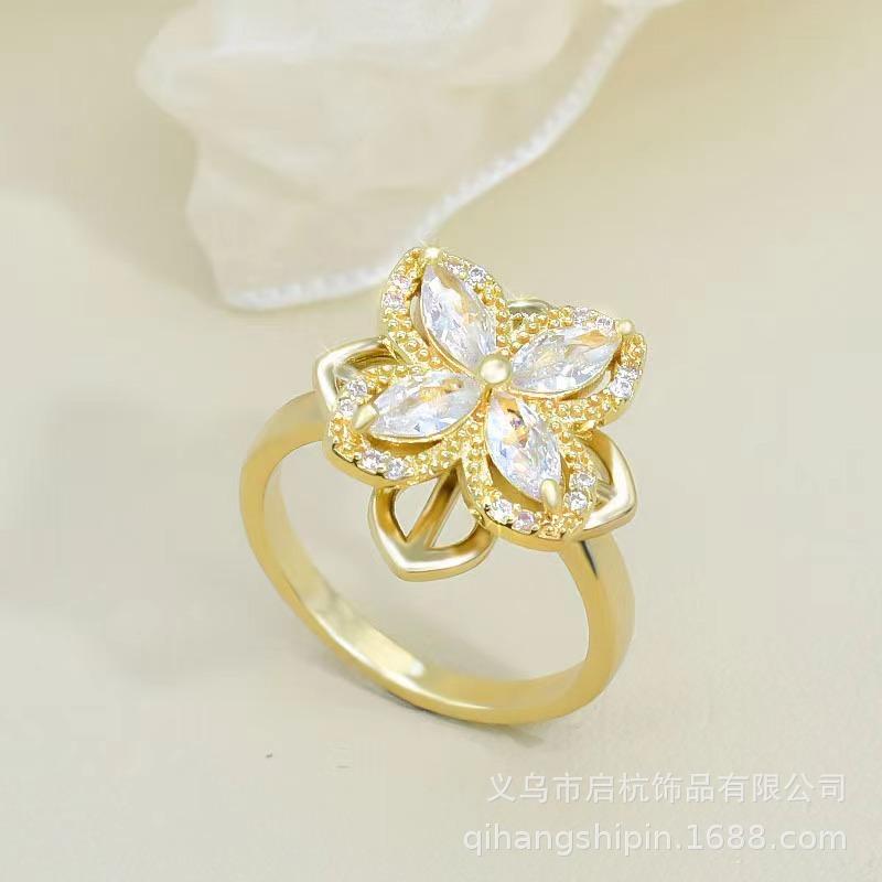 Rotatable Titanium Steel Four-Petaled Flower Necklace, Female Style Fresh And Simple Temperament Inlaid With Zircon Pendant Accessories