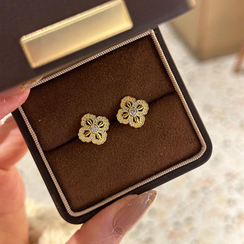2025 Unique Light Luxury Four-Leaf Clover Stud Earrings for Women – Exquisite & Versatile Fashion Trend Vajra Four-Leaf Clover Stud Earrings (Gold)