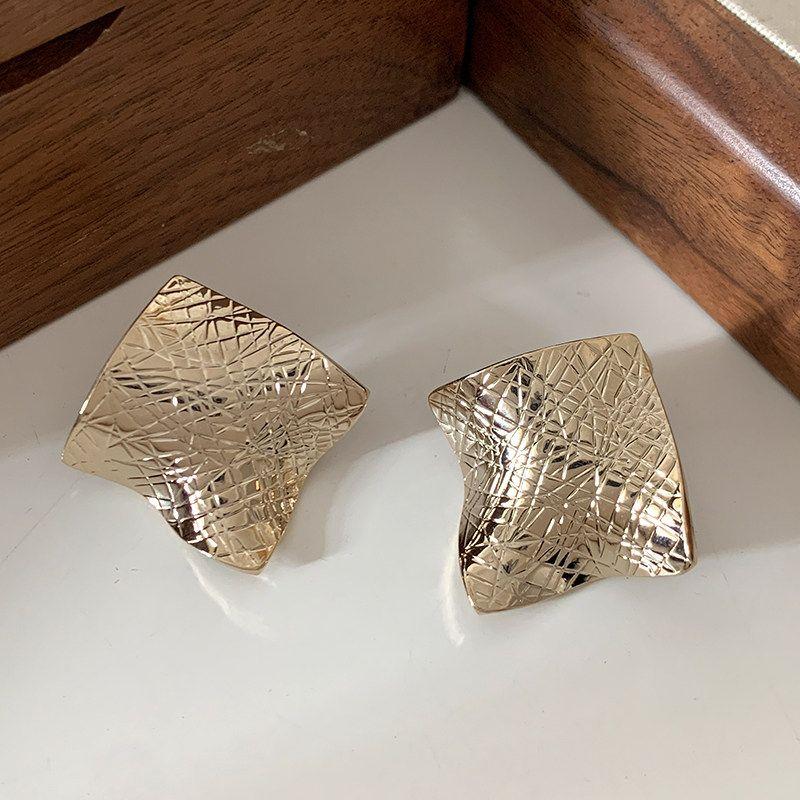 

Textured Diamond-Shaped Metal Earrings 2026 New Popular Design Stud Earrings Light Luxury High-End European and American Niche Earrings Silver