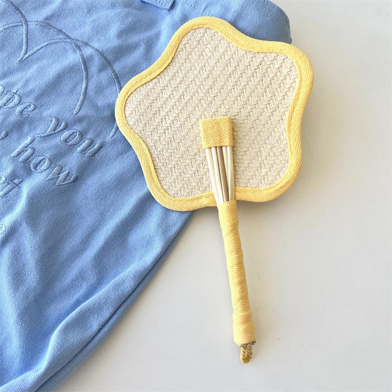 Ventaglio Colorato Fatto a Mano in Foglie di Palma Stile Cinese Ventaglio Intrecciato in Paglia e Bambù Rinfrescante Anti-Zanzare Estivo Ventaglio a Mano Decorazione per la Casa Ciondolo