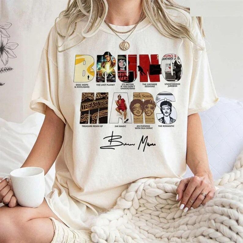T-shirt Estiva 2026 Uomo Donna Top Vintage Bruno Mars la Romantica Maglietta Vintage Bruno Mars Maglietta Grafica Regalo per Appassionati di Musica Manica Corta Abbigliamento Casual