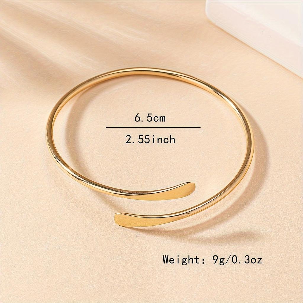 Elegante Bracciale Dorato Minimalista a Bracciale Aperto con Estremità Piatte Sottili, Versatile Accessorio di Moda per l'Uso Quotidiano e le Feste