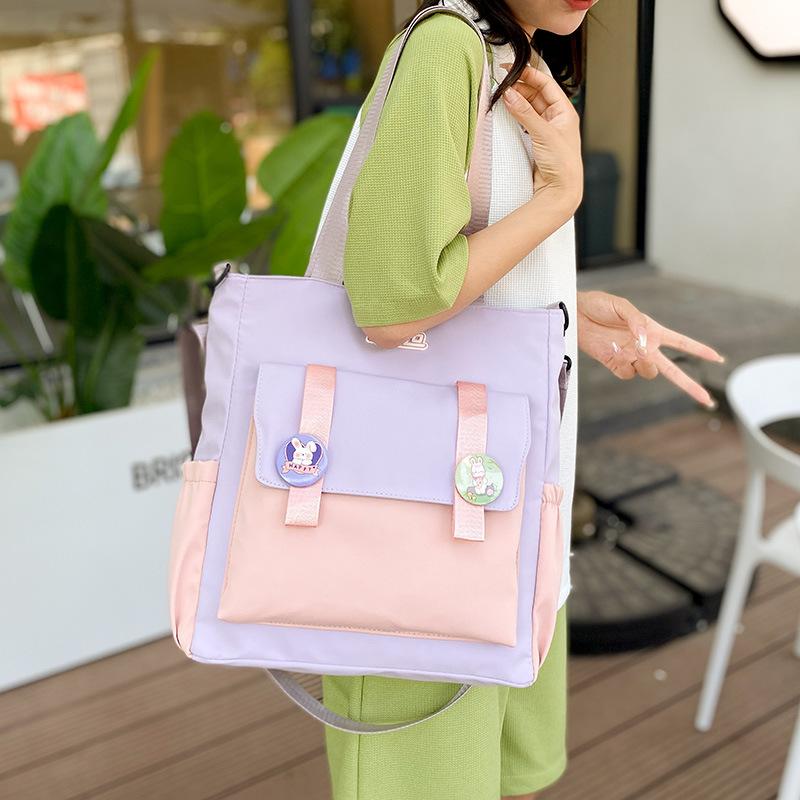 

Учащиеся старших классов, большая вместительная косметичка, сумка на плечо с контрастной цветовой гаммой хаки