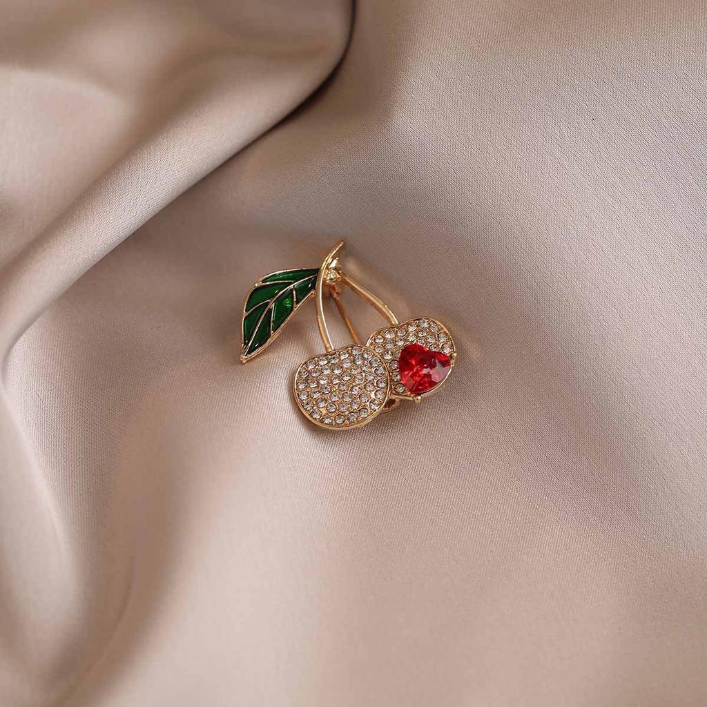 High-end Exquisite Fashion Love Cherry Brooch High-end Sense Women's Suit Pin Temperament Clothes Corsage Accessories