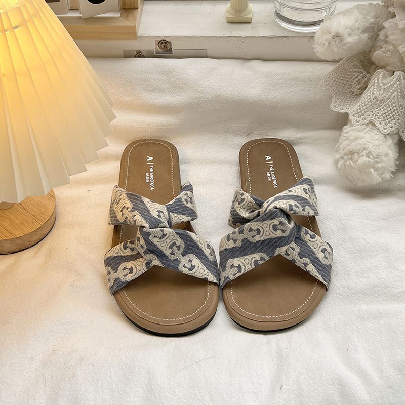 French flat-bottomed cross-word slippers women's summer wear 2025 new fairy style with skirt beach cool slippers