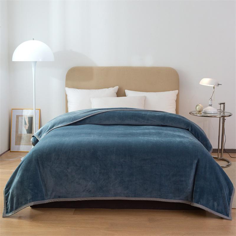 

2025 new solid color simple thickened mink blanket flannel blanket office nap leisure blanket 120x200cm 1pcs midnight синього кольору
