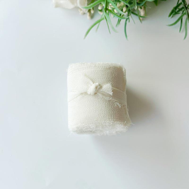 Handgerissenes Chiffonband: Dekorative Girlanden, Haarbänder mit Blumenbindungen und Kuchendekor.