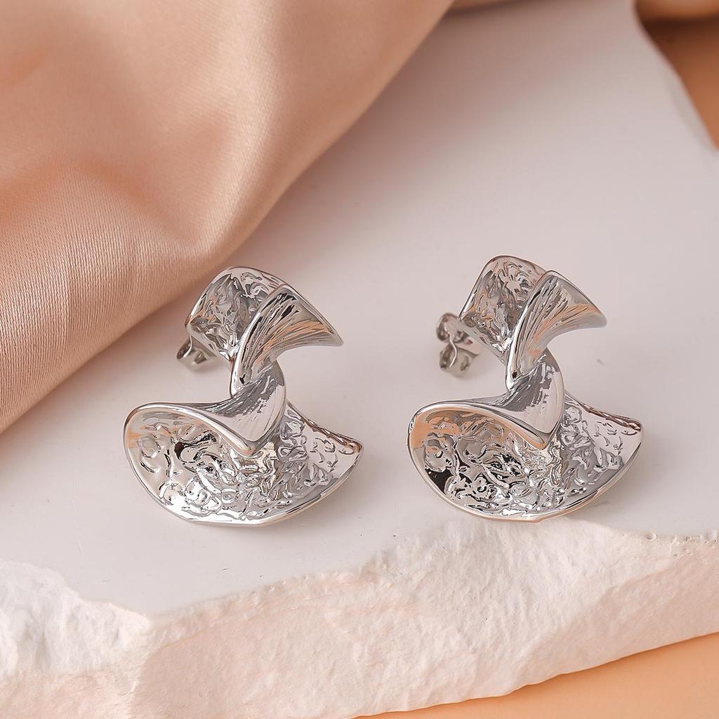Elegant European C-Shaped Striped Earrings for Women - High-End, Unique, Light Luxury Accessory