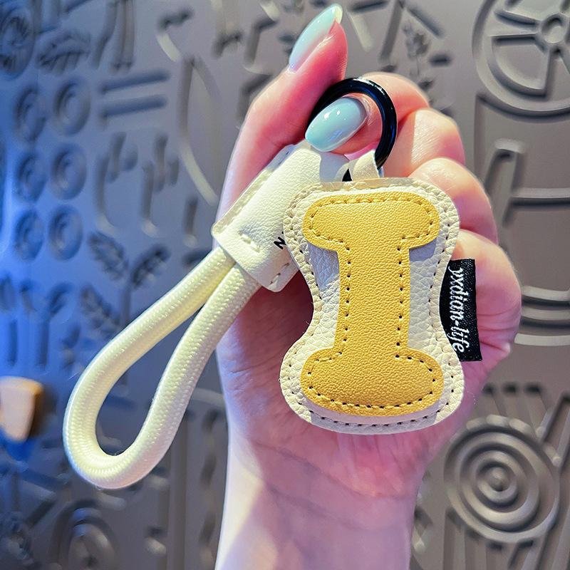 Creative Exquisite 26 English Letter Keychain Pu Leather Bag Hanging Charms Alphabet Keyring Ornaments Lucky Pendant Couple Gift