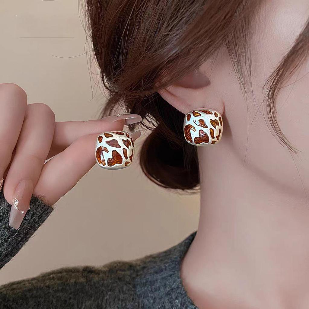 Modern Retro Gold Square Stud Earrings: Unique, Feminine Design