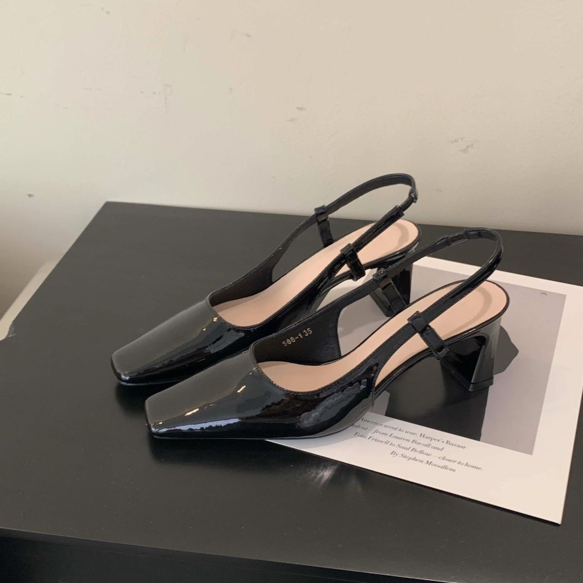 

Толстый каблук квадратный нос лакированная кожа сумка голова сандалии Фея Фея летние универсальные квадратный нос высокий каблук пустые одинарные туфли 39 чёрный