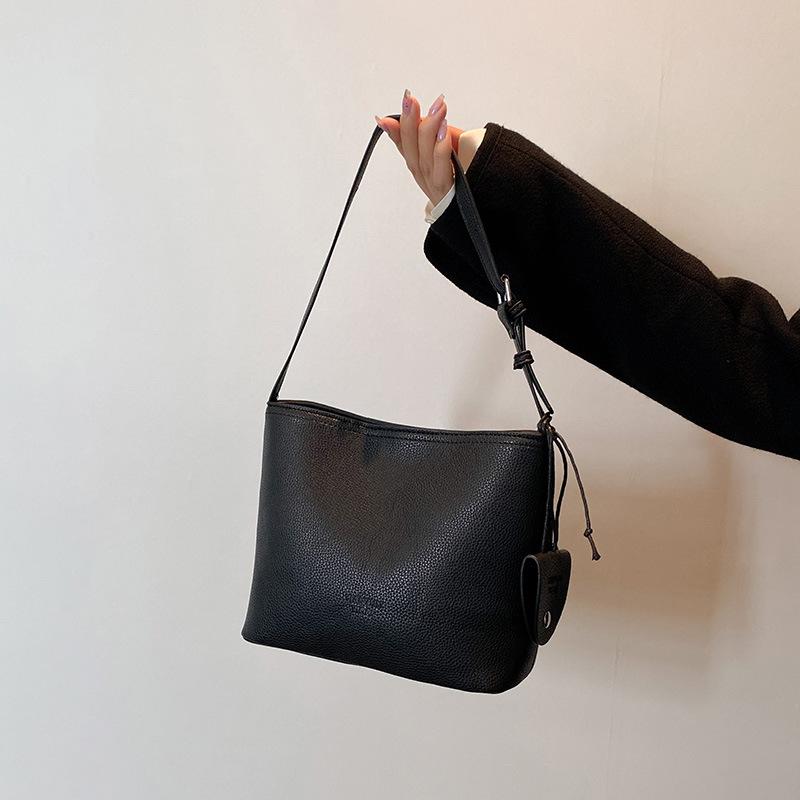 

2025 новая женская сумка текстура сумка-мессенджер нишевый дизайн супер огонь сумка-ведро модная и популярная ретро маленькая сумка чёрный