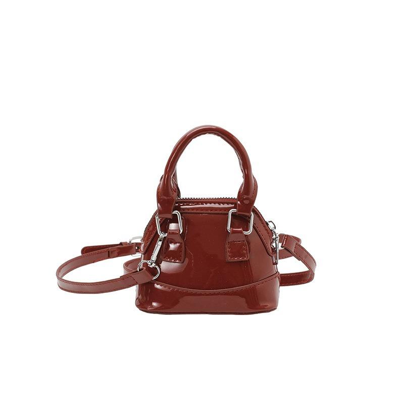 Elegantní lakovaná módní malá crossbody taška přes rameno s designem mušle