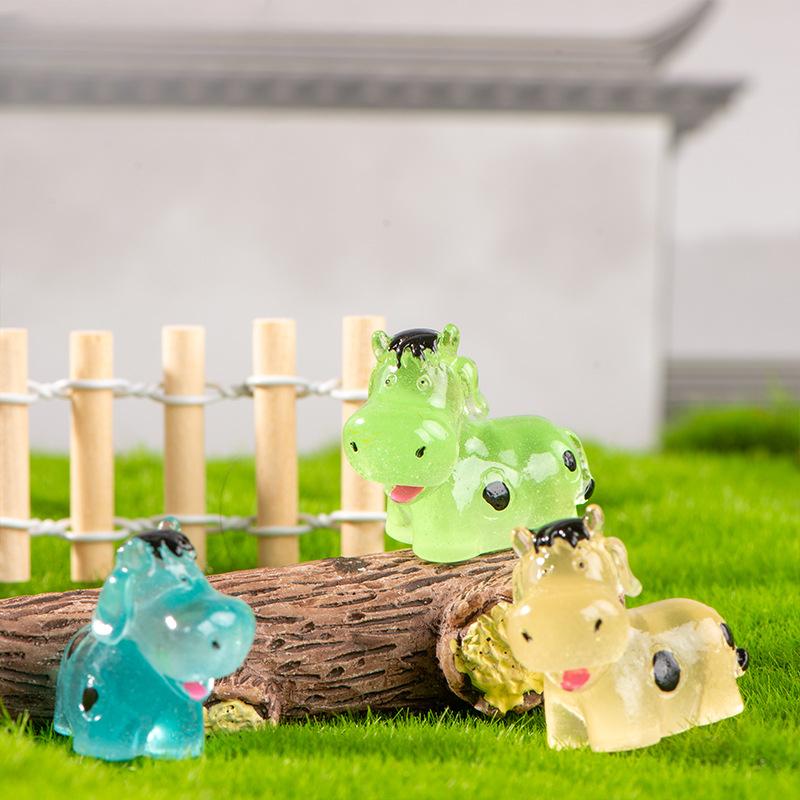 Glow-in-the-dark Cow Resin Decoration Cute Cartoon Three-dimensional Calf Jewelry Micro Landscape Decorative Arts and Crafts Accessories