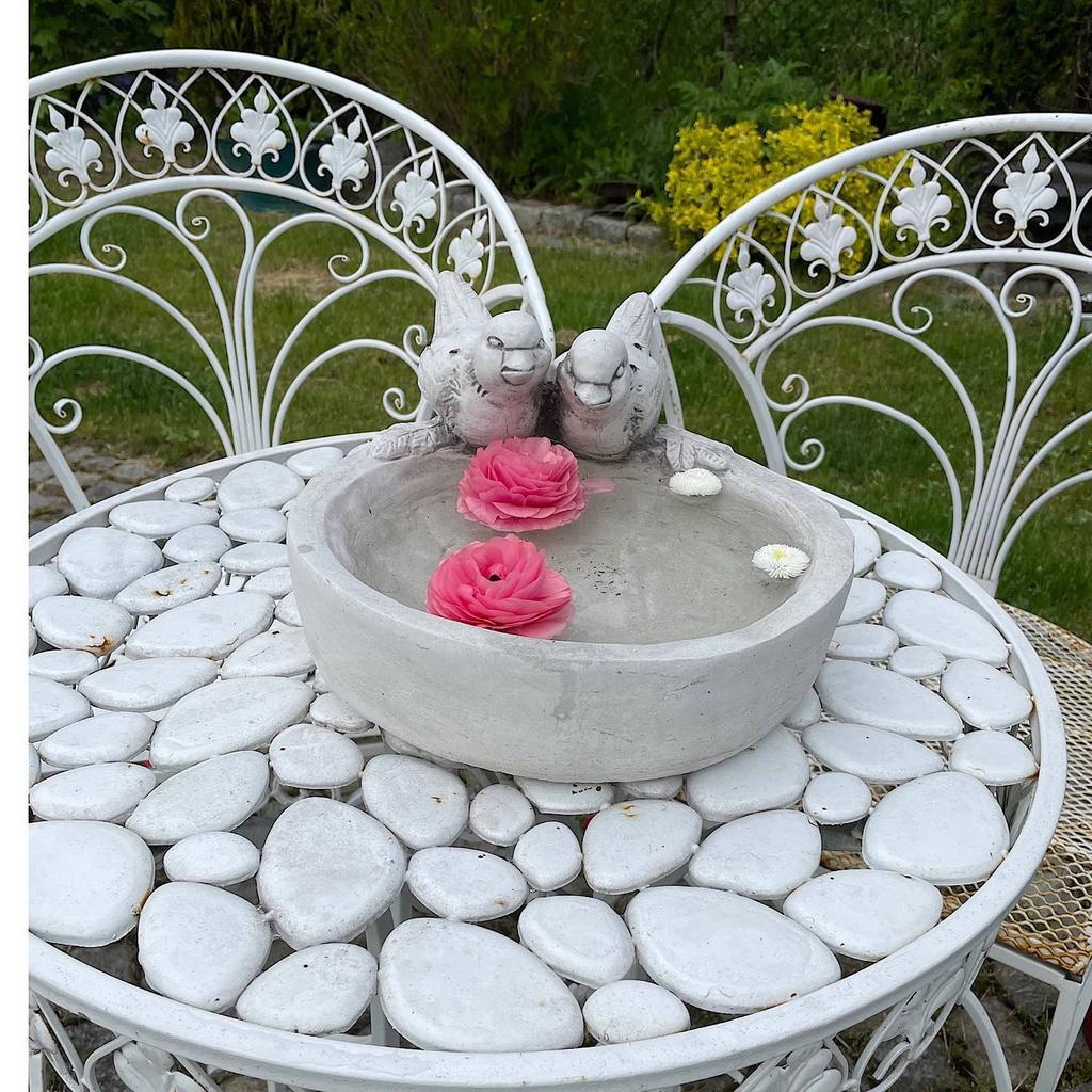 Beton-Vogelbad für den Garten
