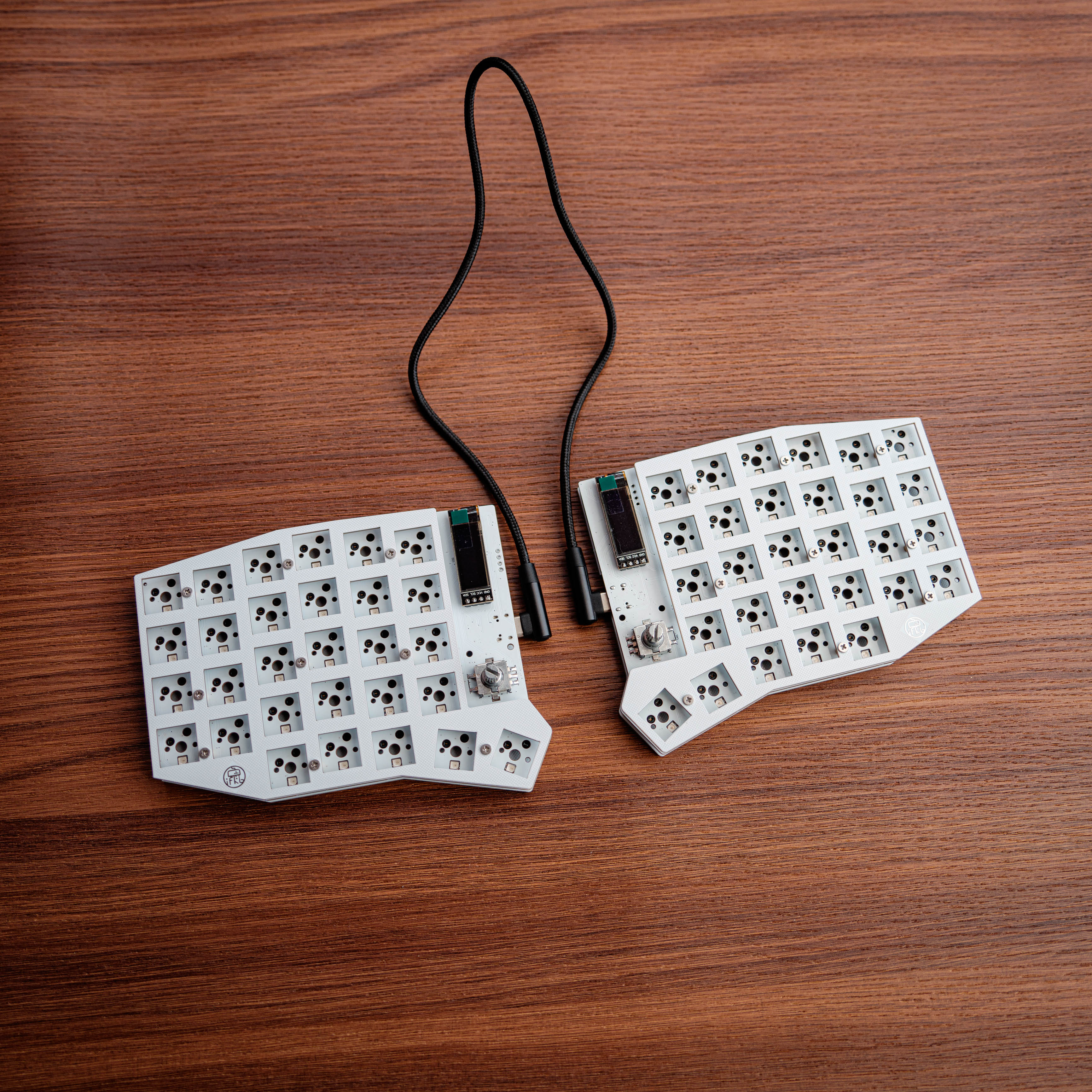 

Раздельный комплект клавиатуры Ergo RGB WiredKeyboard Kit Hot Swap с ручкой и OLED-экраном VIAL Support Sofle Layout Customization Kit