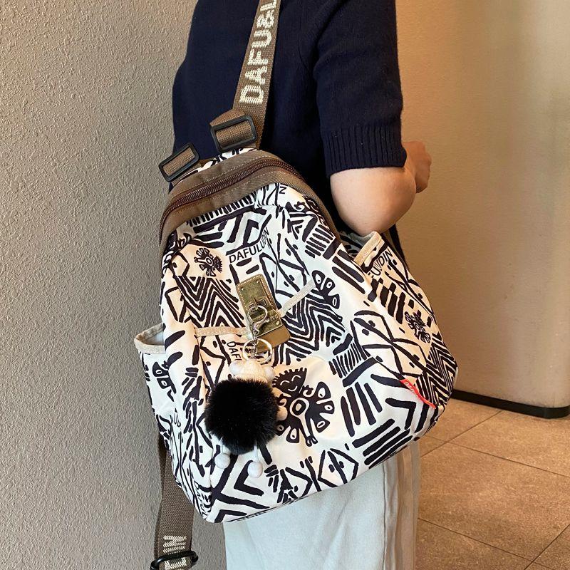 

Большой рюкзак из нейлоновой ткани Водонепроницаемый 2025 Ретро Принт на дне Черный Универсальный Легкий Рюкзак-трансформер для коротких поездок Женский