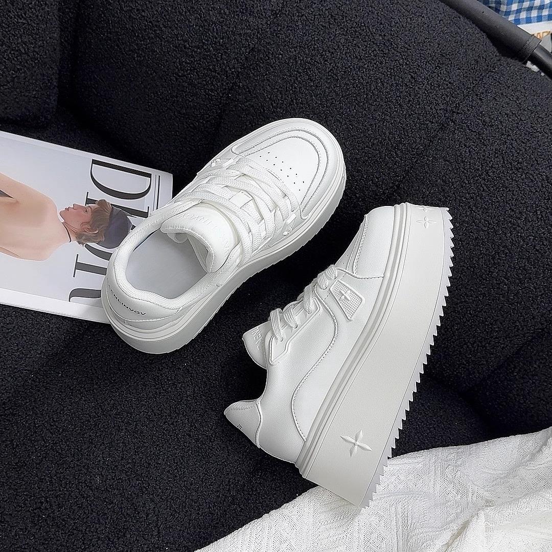 

Four-leaf clover thick-soled little white shoes for women s 2025 autumn new versatile height-increasing muffin sports and leisure board shoes ins shoe 40