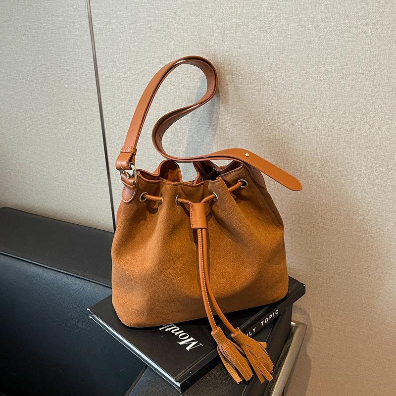 

Жіноча матова сумка з ретро текстурою 2024, нова модна повсякденна іноземна мода, універсальна портативна маленька сумка-відро коричневий