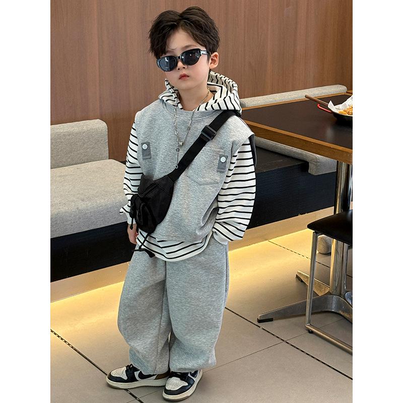 

Autumn Street Style Toddler Boys Three-Piece Set: Vest, Sweatshirt, and Joggers (2025 Model) 120 cm