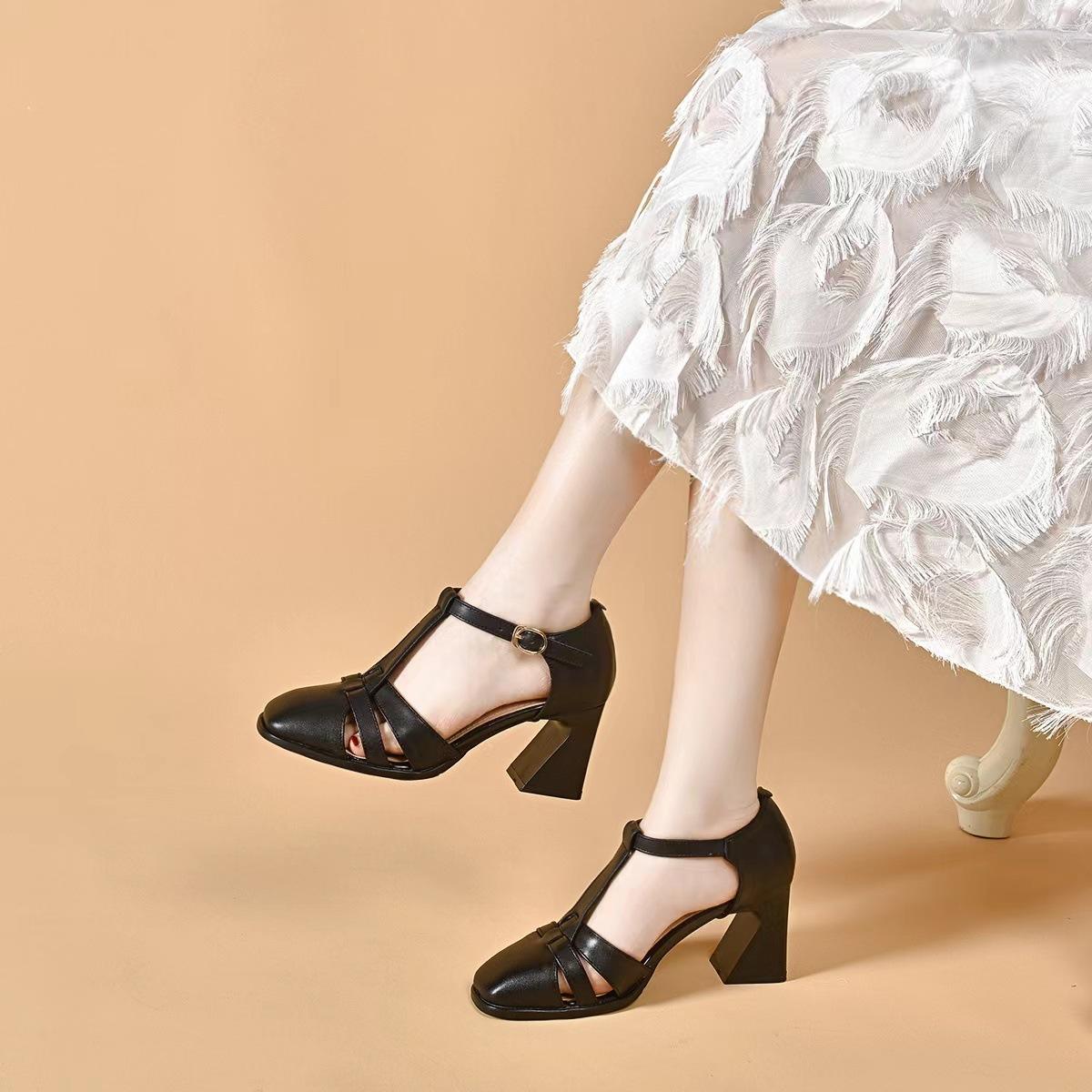 

Женские босоножки на высоком каблуке 2024 лето новые квадратный носок полые Т-образная застежка плетеные женские сандалии простые полые римские сандалии 34 чёрный