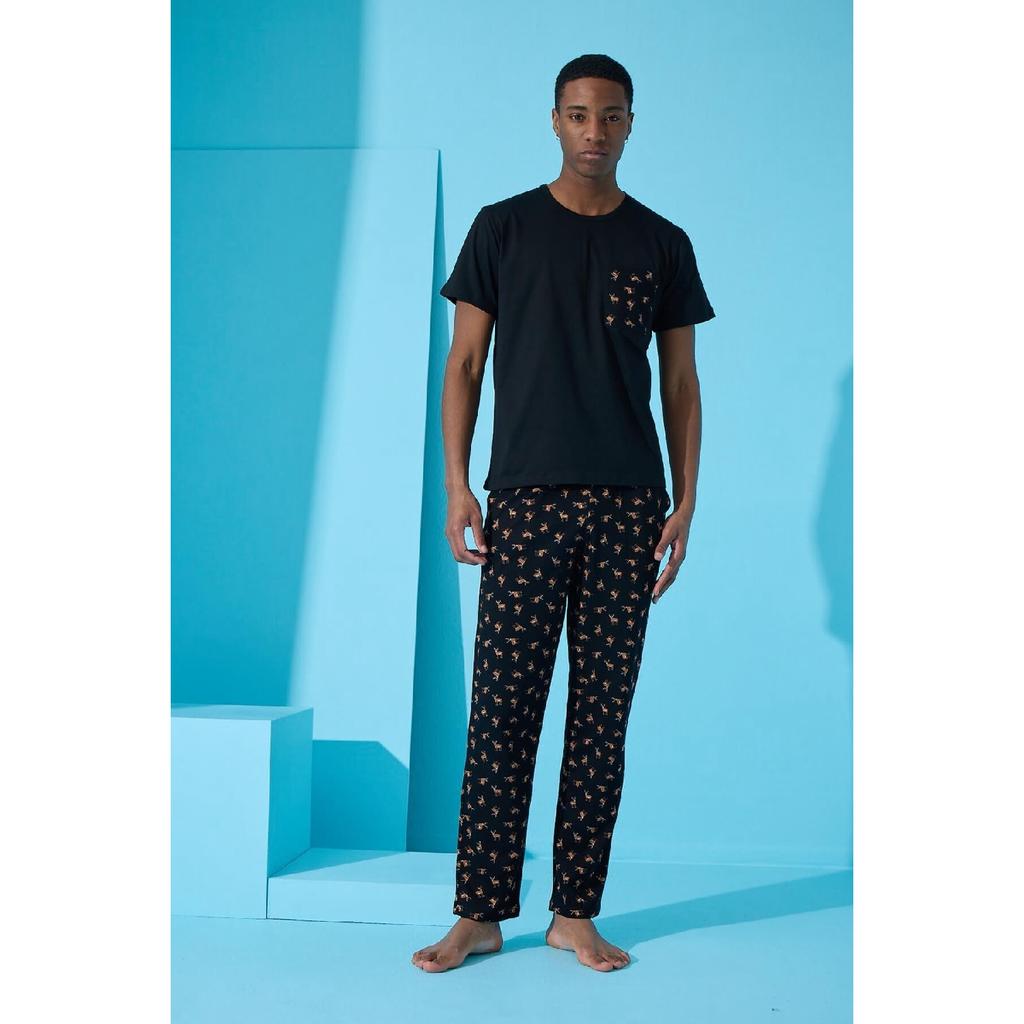 Schwarzes kurzärmliges Herren-Pyjama-Set mit Taschendetail und Hirschmuster