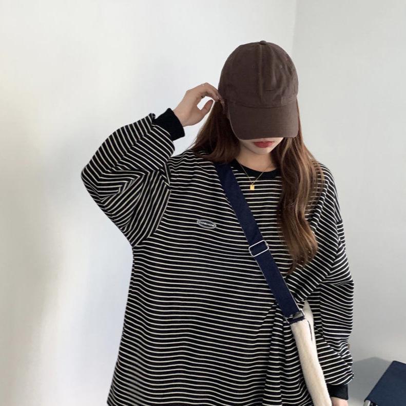 Trendy Korean-Style Women's Striped Long-Sleeve T-Shirt, Perfect for Early Spring Layering or Outerwear.