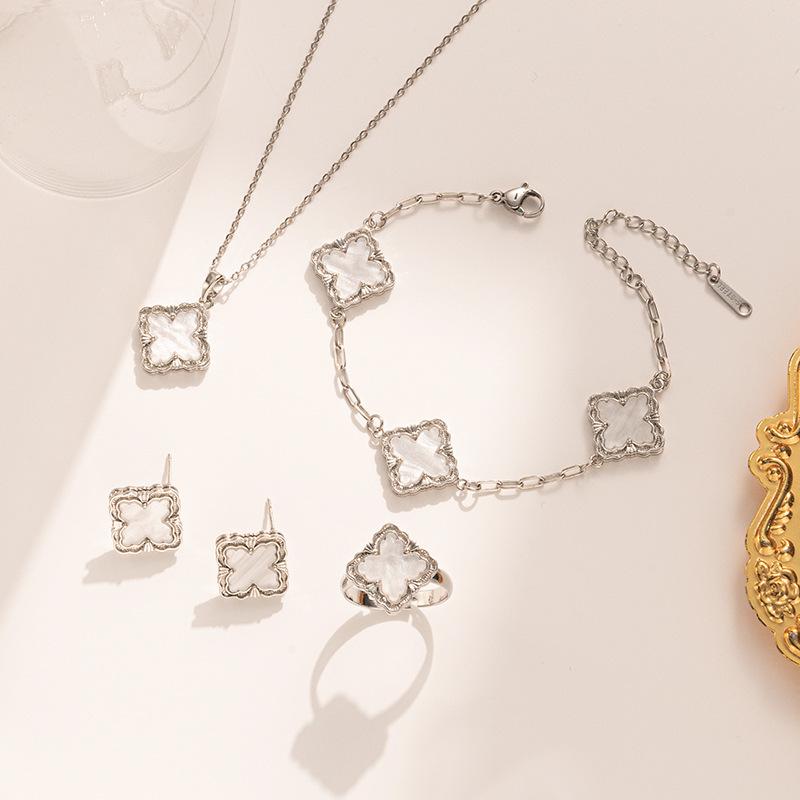 Four-leaf Clover Women's Necklace Bracelet Earrings and Ring Set – A Luxurious and Sophisticated Jewelry Set