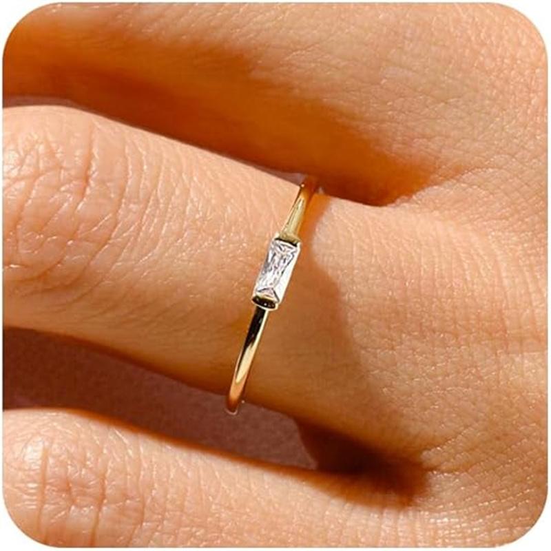 Goldene Geburtssteinringe für Damen Zierlich 14K Gold Plated Baguette CZ Grüner Edelsteinring Personalisierter Schmuck Geschenk zum Geburtstag