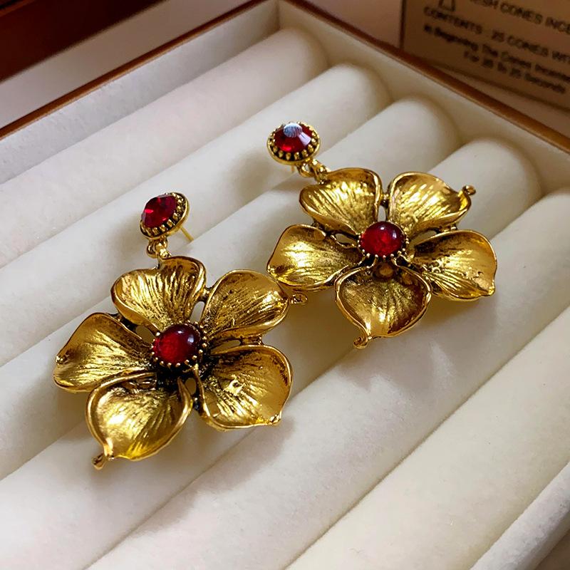 

Silver needle diamond retro flower earrings medieval exaggerated high-end stud earrings niche fashion design earrings