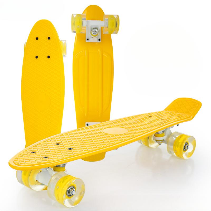 Neu Kunststoff Vier-Rad Fisch Skateboard Blinkende Rad Straße Einzigen Verzogen Skateboard