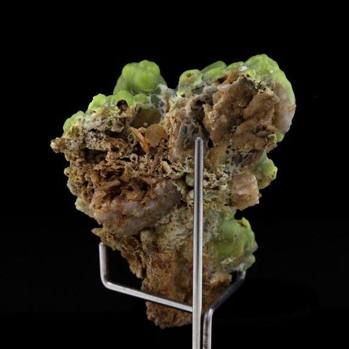 Pierres et Minéraux. Phosphohedyphane (Polysphaérite). 261.15 ct. Bouillac, Aveyron, France.