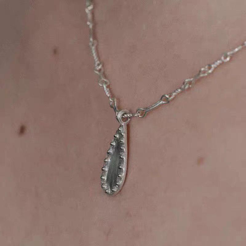 Elegant Retro Tear Necklace: Versatile Pendant with Luxury Design and Exquisite Clavicle Chain