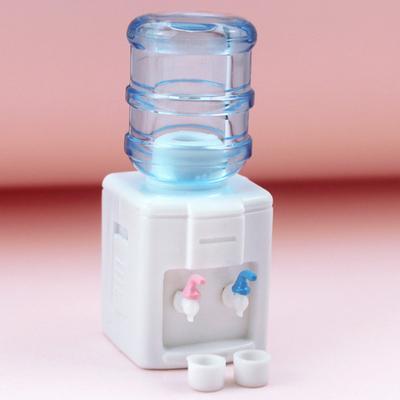 Modello di scena di gioco con cibo in miniatura, mini accessori, mini distributore d'acqua
