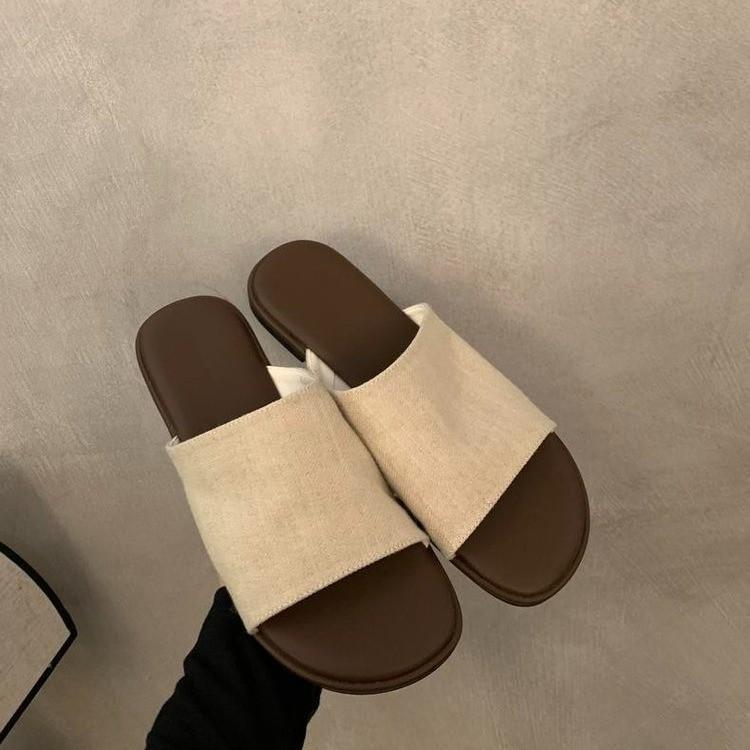 

French plus size flat retro casual slippers for women to wear in summer 2025 new resort beach sandals 42