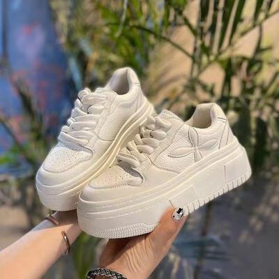 Chaussures blanches à plateforme pour femmes 2025 printemps nouveau version coréenne polyvalentes rehaussantes chaussures blanches de sport et de loisirs pour femmes