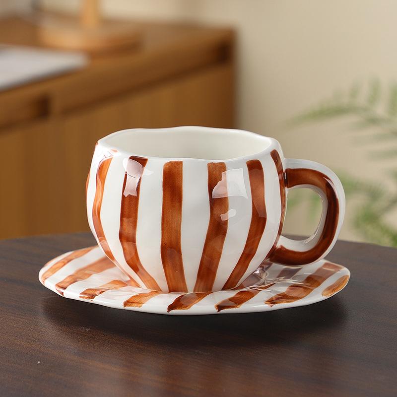 Small floral creative ceramic coffee cup and saucer, hand-squeezed, hand-painted irregular high-value breakfast cup