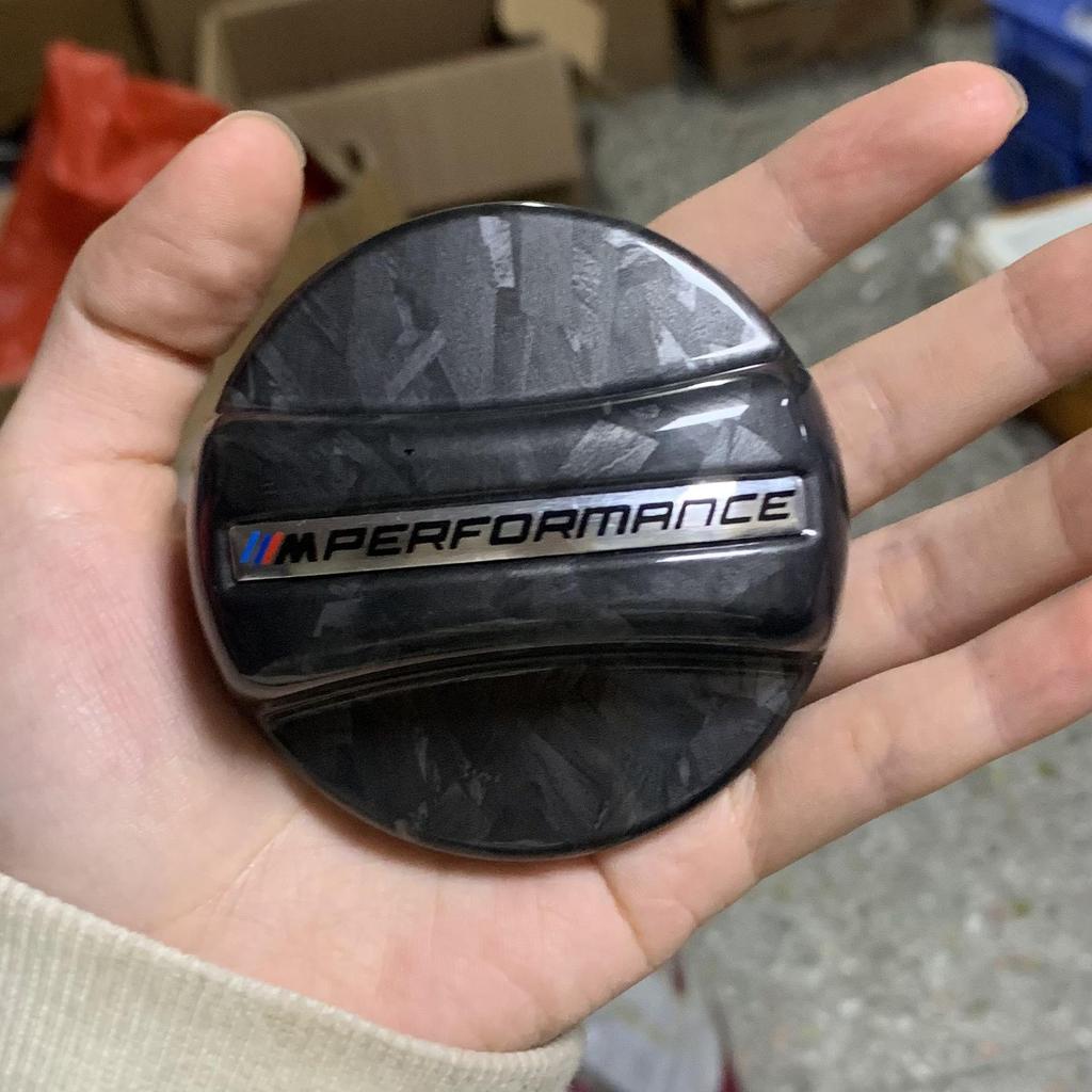 Vylepšete své BMW tímto stylovým krytem palivové nádrže z uhlíkových vláken. Ideální pro úpravu vaší palivové nádrže a dodání dekorativního prvku.