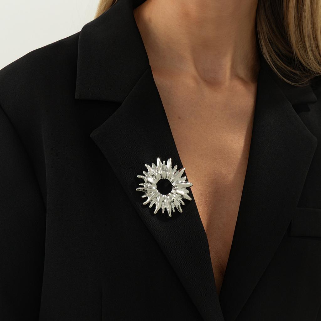 Zveličená nepravidelná kovová plisovaná brož, Módní ozdoba na klopu obleku