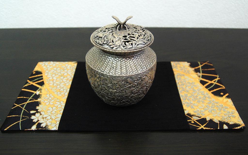 Perfekt für Vase Auch für Räucherstäbchen geeignet Japanische Zimmer. Matte im japanischen Stil. Ornament. Brenner. Obi-ähnliche Textur.