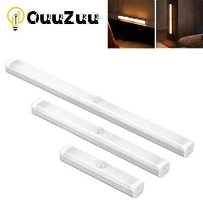 Lampada ricaricabile USB Luce notturna a LED Sensore di movimento Luce a led per illuminazione dell'armadio da cucina Illuminazione 22 cm / 32 cm / 52 cm LED in alluminio