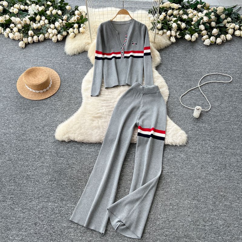 

Расслабленный стиль бездельника Повседневный комплект Женская осенняя мода Контрастный цвет Полоска Вышивка Длинный рукав V-образный вырез Вязаные брюки Gray One size