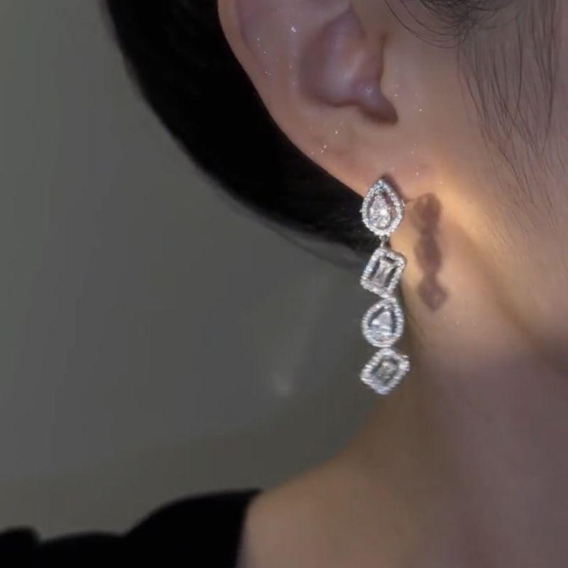 

Изысканный роскошный кулон для модных дам.