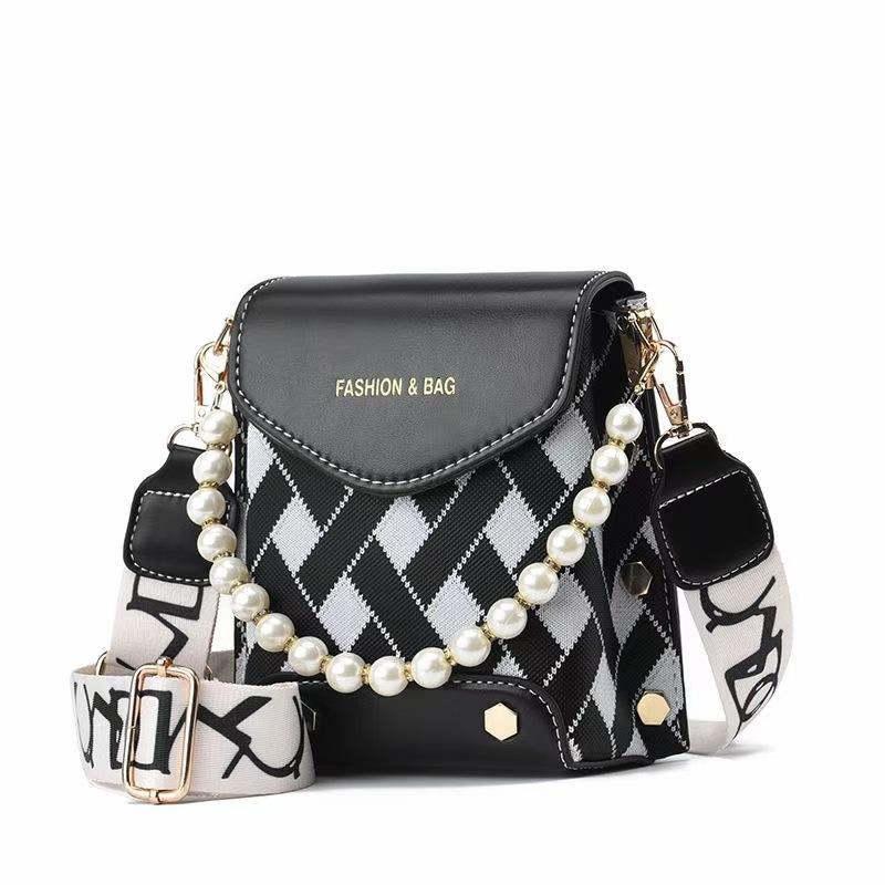 

Women s bag is fresh and cute, mobile phone bag, women s messenger bag, mini shoulder bag, and small pearl chain. 18*10*17 чёрный